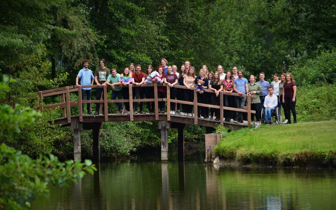 Koorleden Kris (24) en Ted (25) doorbreken taboes: ‘We zongen over homoseksualiteit in de kerk’
