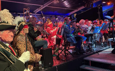 Muziek en dans tijdens Concert Carnavalesk in Dwèrsklippelgat